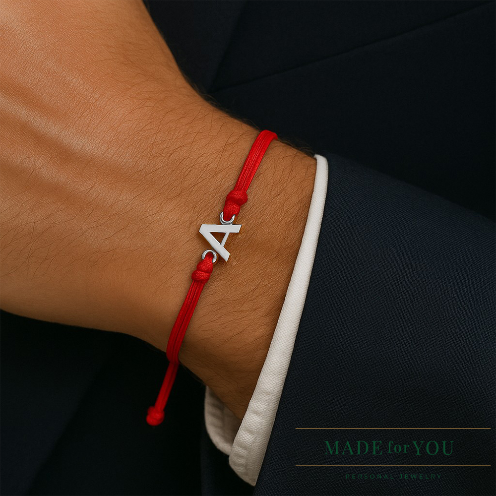 Гривна с червен конец с буква от бяло злато – мъжки модел