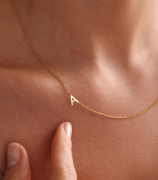 Златно колие с буква в страни- Буква А