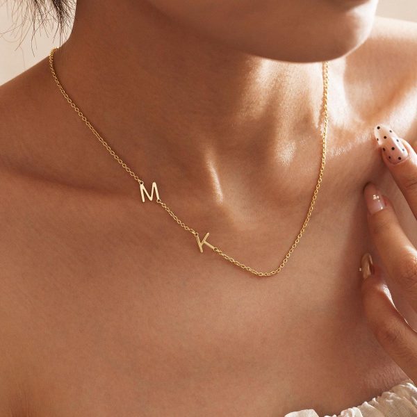 Златно колие с буква в страни