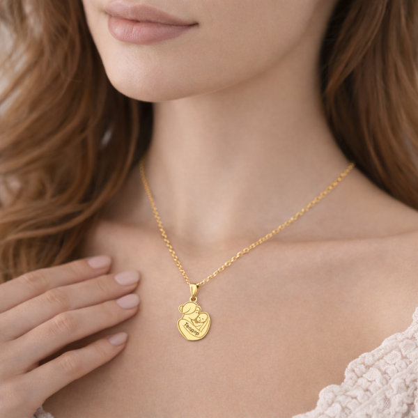 Златна персонализирана висулка – Майка с бебе върху модел